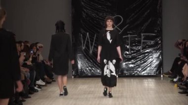 Moda gösterisinde podyumda manken kız.