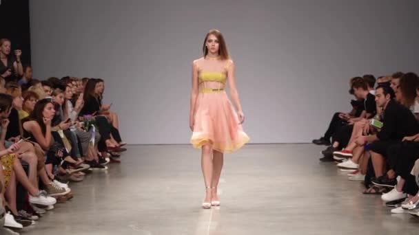 Chica modelo en la pasarela en el desfile de moda — Vídeos de Stock