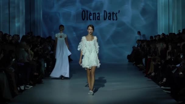 Modelo menina na passarela no desfile de moda — Vídeo de Stock