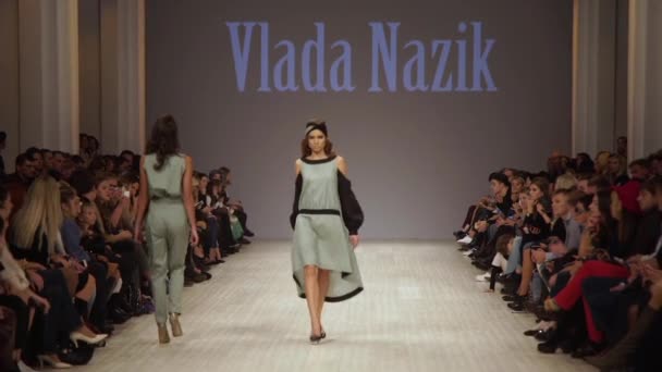 Lány modell a kifutón a divatbemutatón — Stock videók