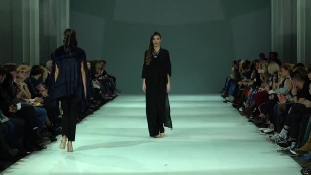 Meisje model op de catwalk bij fashion show — Stockvideo