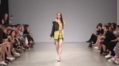 Moda gösterisinde podyumda manken kız.