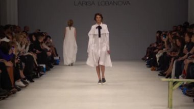 Moda gösterisinde podyumda manken kız.