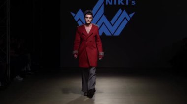 Moda gösterisinde podyumda manken kız.