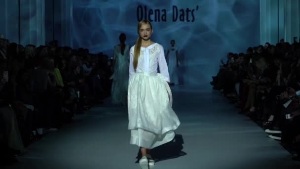 Meisje model op de catwalk bij fashion show — Stockvideo