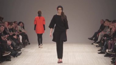 Moda gösterisinde podyumda manken kız.