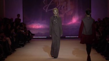 Moda gösterisinde podyumda manken kız.