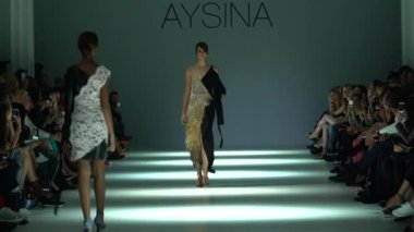 Moda gösterisinde podyumda manken kız.