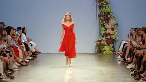 时装表演时时装秀上的女模特 — 图库视频影像