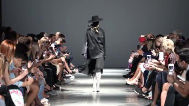 Moda gösterisinde podyumda manken kız.