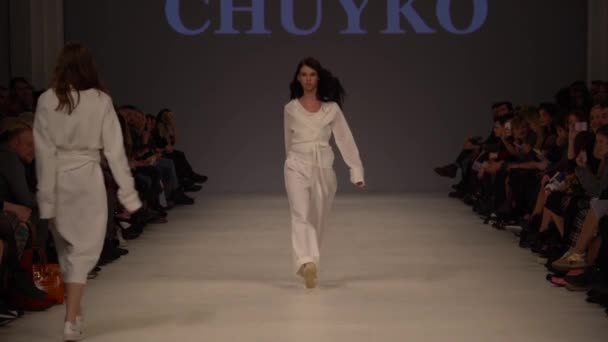 Meisje model op de catwalk bij fashion show — Stockvideo