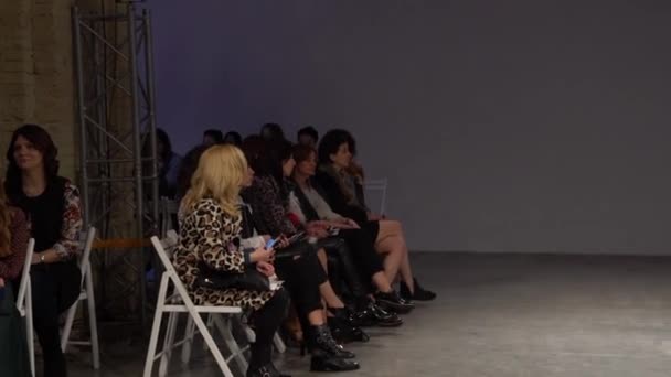 Modelo menina na passarela no desfile de moda — Vídeo de Stock