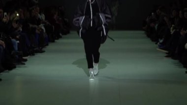 Moda gösterisinde podyumda manken kız.