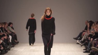 Moda gösterisinde podyumda manken kız.