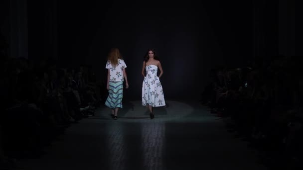 Meisje model op de catwalk bij fashion show — Stockvideo