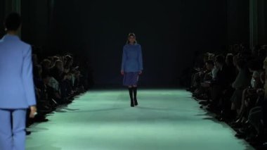 Moda gösterisinde podyumda manken kız.