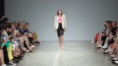 Moda gösterisinde podyumda manken kız.