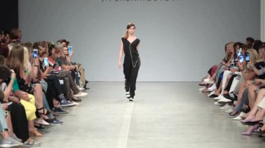 Moda gösterisinde podyumda manken kız.