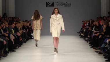 Moda gösterisinde podyumda manken kız.