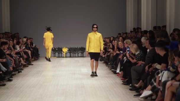 Fashion show. Male man model walks on the catwalk. — Stock Video