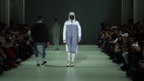 Fashion show. Male man model walks on the catwalk. — Stock Video