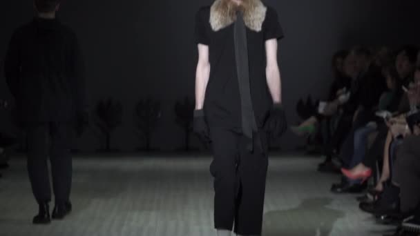 Modeshow. man man model wandelingen op de catwalk. — Stockvideo