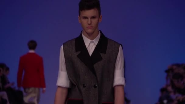 Modeshow. man man model wandelingen op de catwalk. — Stockvideo