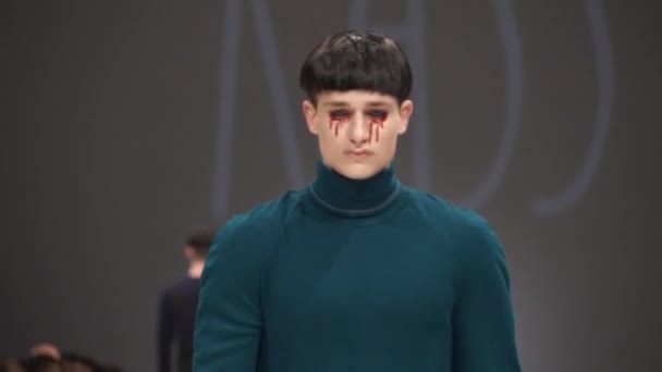 Modeshow. man man model wandelingen op de catwalk. — Stockvideo