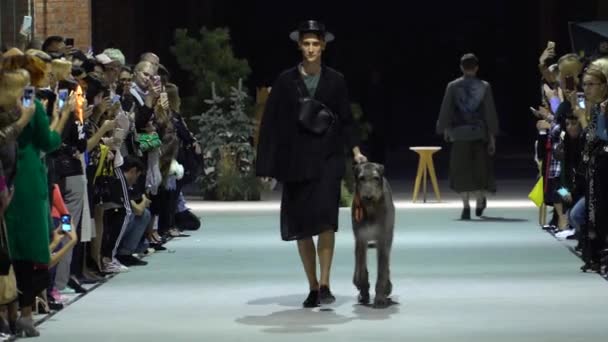 패션쇼. 남자 모델은 산책로를 걷고 있다. — 비디오