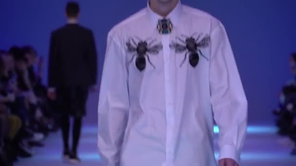 Modeshow. man man model wandelingen op de catwalk. — Stockvideo