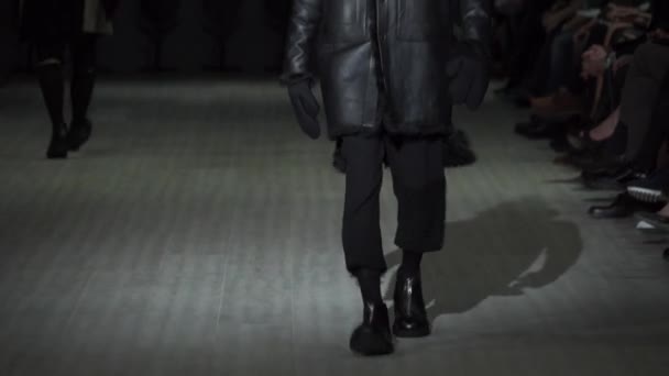 ファッションショー。男性モデル歩くと上のキャットウォーク. — ストック動画