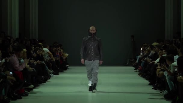 Desfile de moda. Hombre hombre modelo camina en la pasarela. — Vídeos de Stock