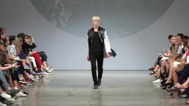 Modeshow. man man model wandelingen op de catwalk. — Stockvideo