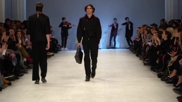 Шоу моди. Чоловіча модель ходить по тротуару. — стокове відео