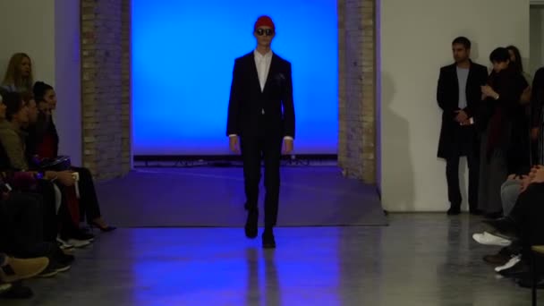 Fashion show. Male man model walks on the catwalk. — Stock Video