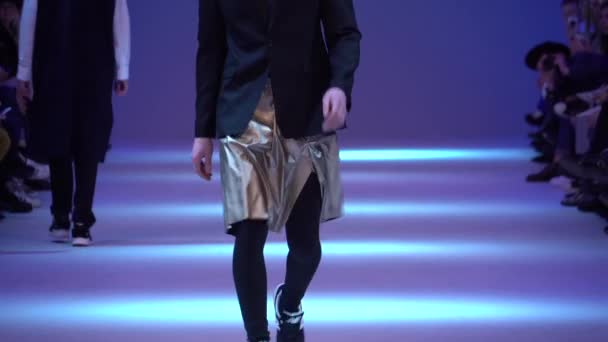 Desfile de moda. Hombre hombre modelo camina en la pasarela. — Vídeos de Stock