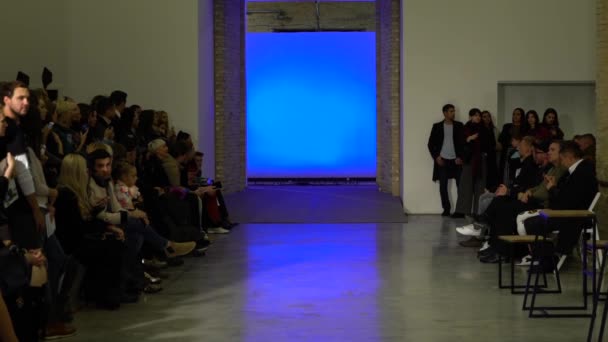 Modeshow. man man model wandelingen op de catwalk. — Stockvideo