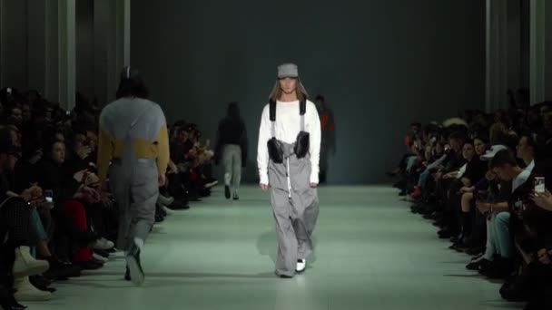 Modeshow. man man model wandelingen op de catwalk. — Stockvideo