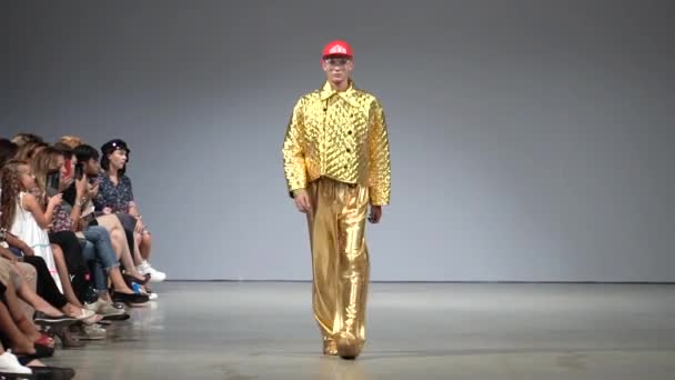 Desfile de moda. masculino homem modelo caminha no o passarela. — Vídeo de Stock