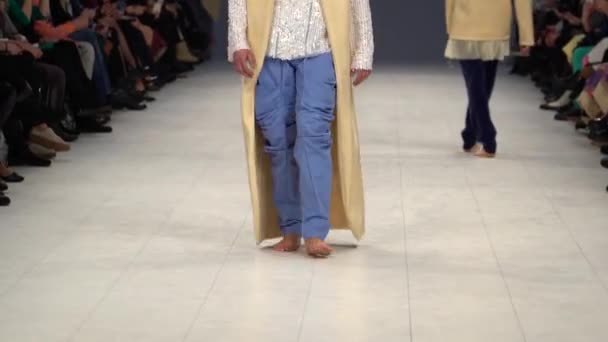 Modeshow. man man model wandelingen op de catwalk. — Stockvideo