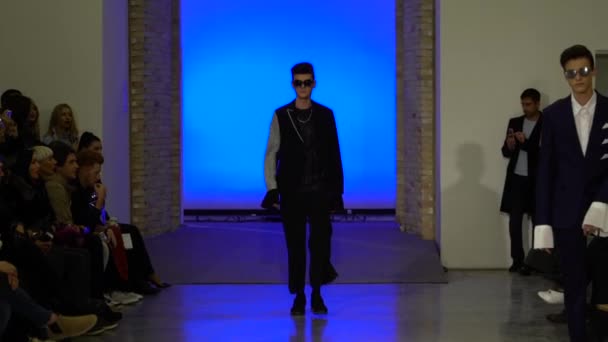 Desfile de moda. Hombre hombre modelo camina en la pasarela. — Vídeos de Stock