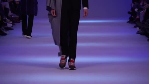 Modeshow. man man model wandelingen op de catwalk. — Stockvideo