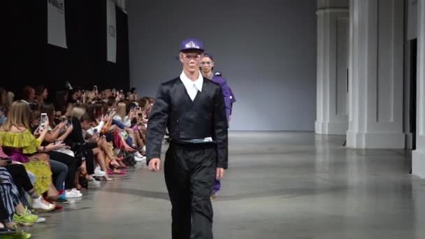 Fashion show. Pria model manusia berjalan di atas catwalk. — Stok Video