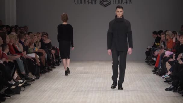 Desfile de moda. Hombre hombre modelo camina en la pasarela. — Vídeos de Stock