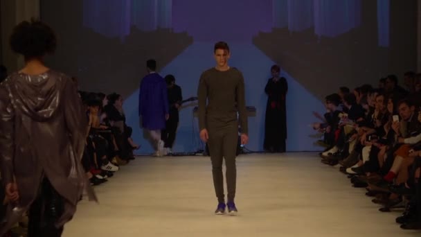 Desfile de moda. Hombre hombre modelo camina en la pasarela. — Vídeos de Stock