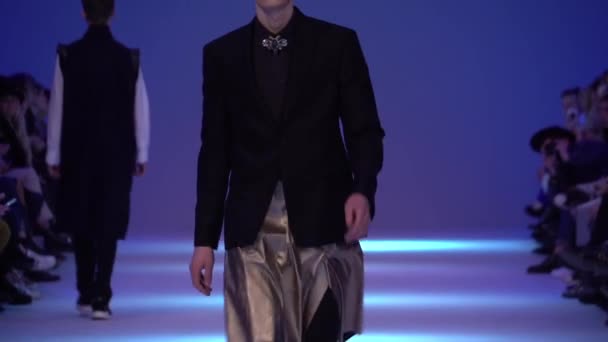 Modeshow. man man model wandelingen op de catwalk. — Stockvideo