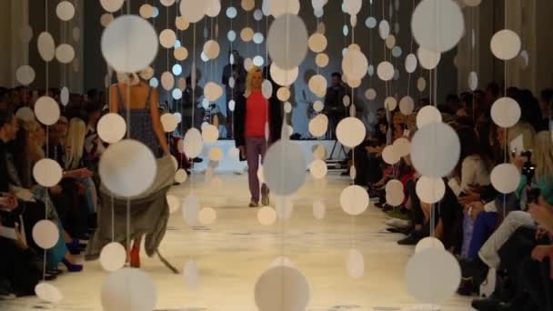 Modeshow. man man model wandelingen op de catwalk. — Stockvideo