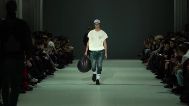 Fashion show. Male man model walks on the catwalk. — Stock Video