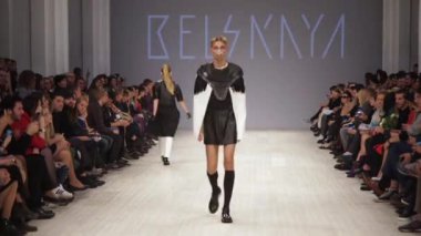 Moda gösterisi. Erkek manken podyumda yürüyor..