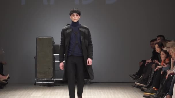 Fashion show. Male man model walks on the catwalk. — Stock Video